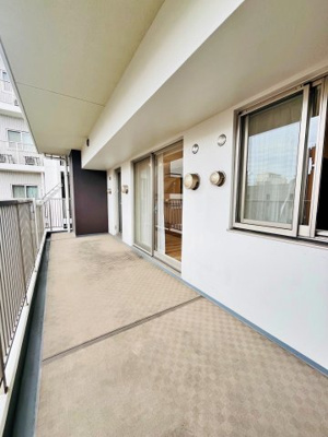 【バルコニー】 | グランスイート本厚木 | 開放的で明るい空間を演出してくれるバルコニーです