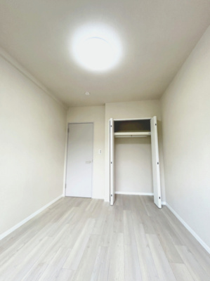 【洋室】 | 多摩川久地パークハイツ | 約5.8帖洋室の別アングル、収納になります。