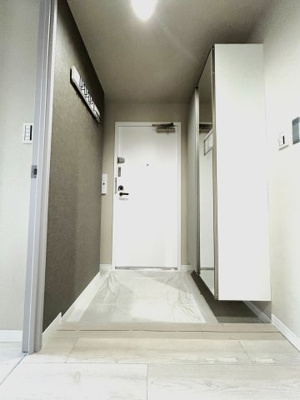 【玄関】 | 多摩川久地パークハイツ | 清潔感のある明るい玄関で、気持ちよくお迎えいたします。