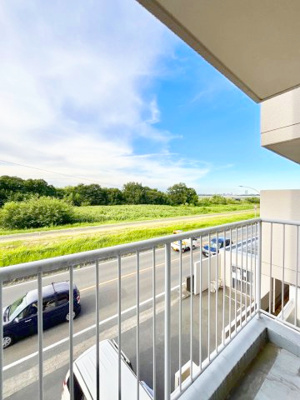 【展望】 | 多摩川久地パークハイツ | 玄関前からは多摩川が見渡せます！自然を身近に感じられる、緑豊かな住環境です♪
