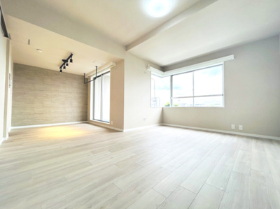 【居間・リビング】 | 多摩川久地パークハイツ | 約18帖の広々リビング♪南向きで陽当たり良好！窓が多く通風も◎
