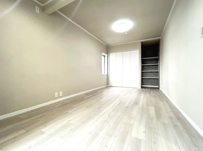 【洋室】 | 多摩川久地パークハイツ | 約9.4帖の洋室は主寝室にいかがでしょうか。
