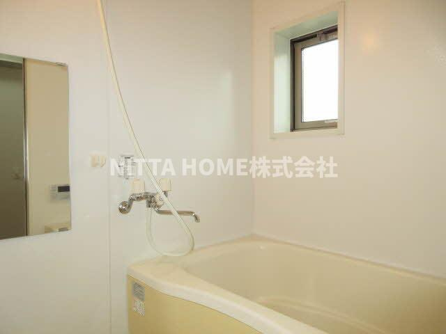 アプリコットの浴室|衛生面でも嬉しい浴室小窓付き○