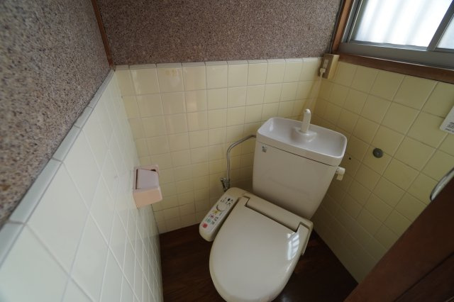 宮脇町戸建のトイレ