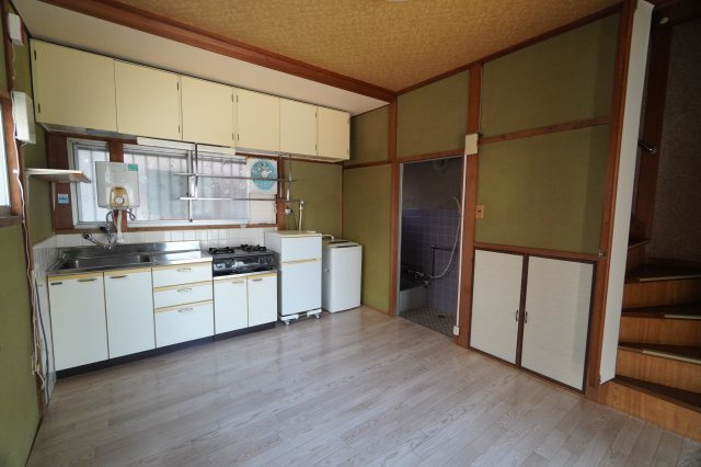 宮脇町戸建の居間・リビング