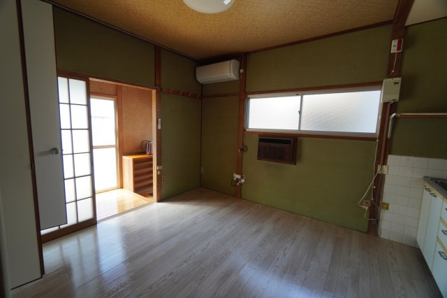 宮脇町戸建の居間・リビング