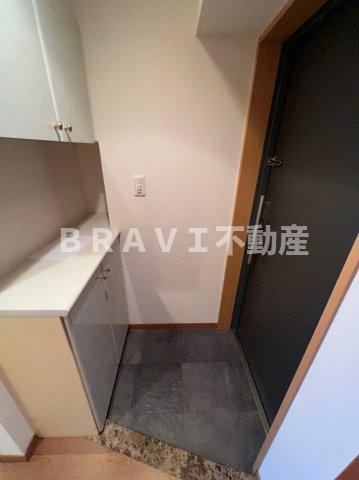 プレサンス大手前パークサイドⅡ　BRAVI不動産の玄関|【プレサンス大手前パークサイドⅡ】収納もある玄関です