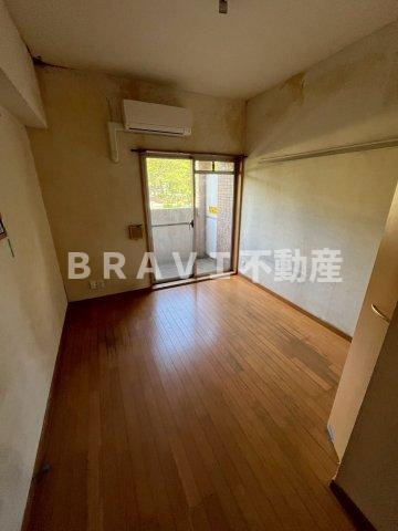 プレサンス大手前パークサイドⅡ　BRAVI不動産の居間・リビング|【プレサンス大手前パークサイドⅡ】落ち着いて過ごせるお部屋なので、寝室にいかがでしょうか