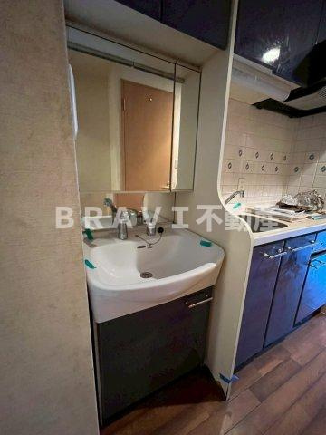 プレサンス大手前パークサイドⅡ　BRAVI不動産の洗面所|【プレサンス大手前パークサイドⅡ】朝の支度にも助かる、独立の洗髪洗面化粧台