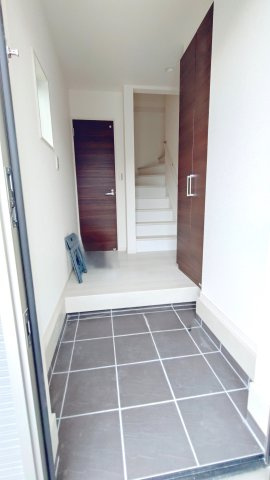 東大阪市日下町7丁目新築戸建の玄関