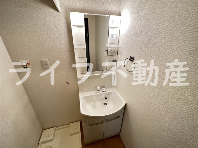 ウィステリアの独立洗面台|独立洗面台、小物を置くことができて便利です
