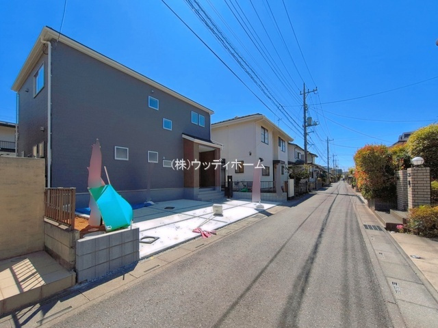 越谷市弥栄町1丁目　新築一戸建ての前面道路含む現地写真