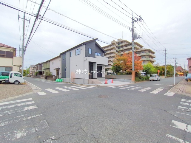 越谷市平方南町1期　新築一戸建ての前面道路含む現地写真