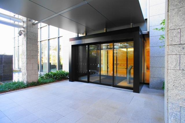 港区六本木１丁目の賃貸マンションのロビー|１Ｆ　エントランス　外部から 