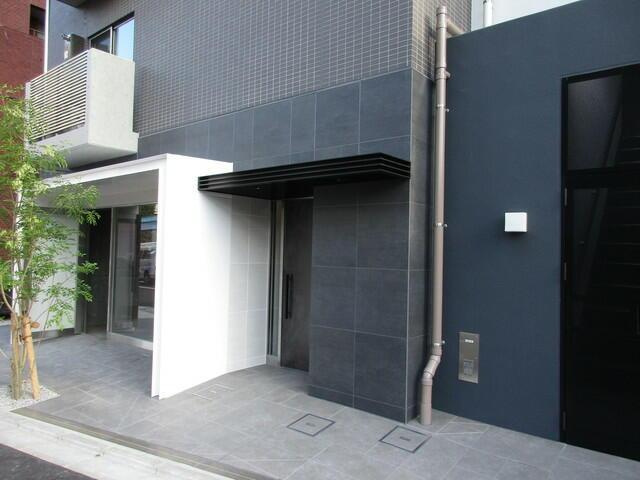 港区南麻布２丁目の賃貸マンションのエントランス|2016年8月撮影 