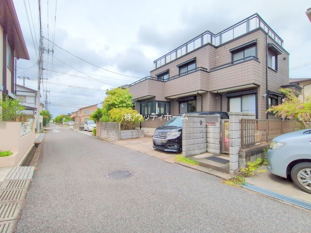 春日部市増田新田　中古一戸建ての前面道路含む現地写真