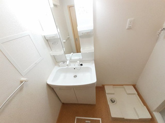 【洗面所】 | サニーヴィレッジⅠ | ゆったりとスペースのある洗面所