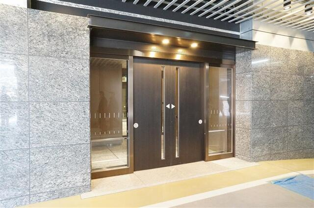 港区六本木３丁目の賃貸マンションのエントランス|重厚感のある玄関 