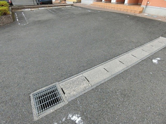 ラ・ミア・カーサＣの駐車場