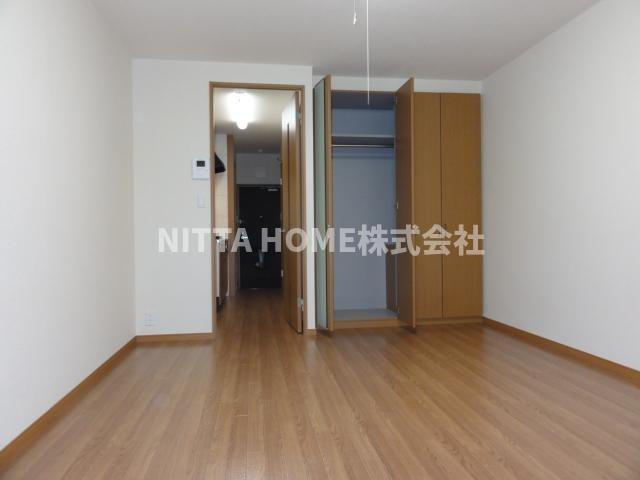 マーヴェラス（Ｍａｒｖｅｌｏｕｓ）の居間・リビング|洋室は９．５帖でクローゼット付きです◎