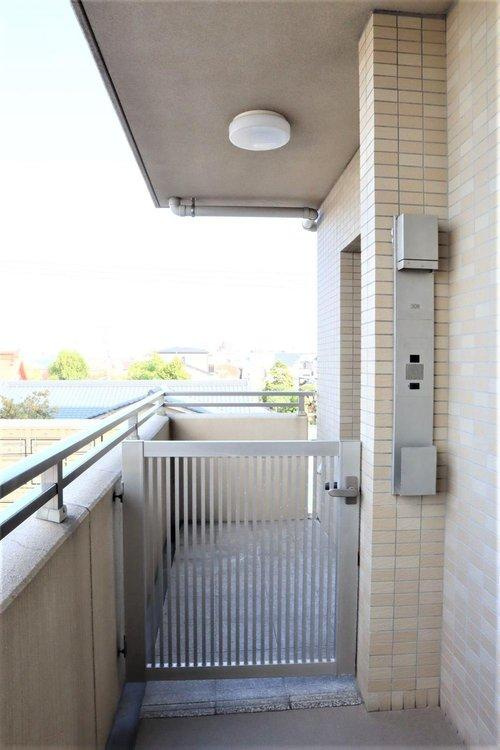 アルファステイツ住吉Ⅱの玄関|玄関前には戸建感覚の専用ポーチ。