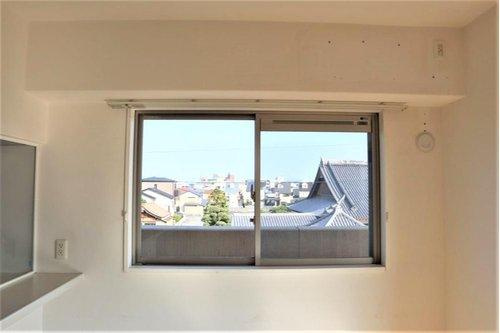 アルファステイツ住吉Ⅱの居間・リビング|東側の大きな窓からは、朝日がきれいに見えます。