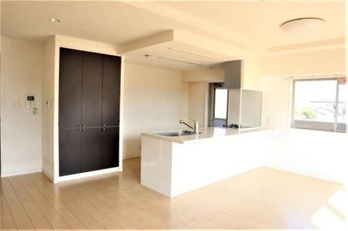 アルファステイツ住吉Ⅱのキッチン|対面キッチンからはバルコニーへ出入りできる勝手口があります。