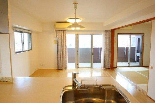 アルファステイツ中徳島町の居間・リビング|キッチンからの眺め