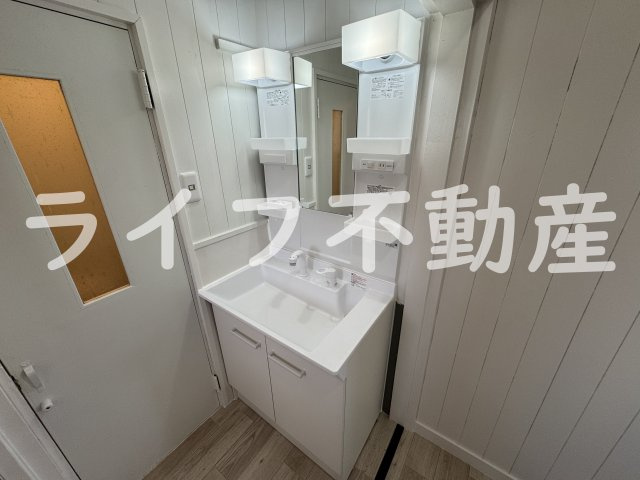 グローリィハイツ八戸ノ里の独立洗面台|独立洗面台、小物を置くことができて便利です