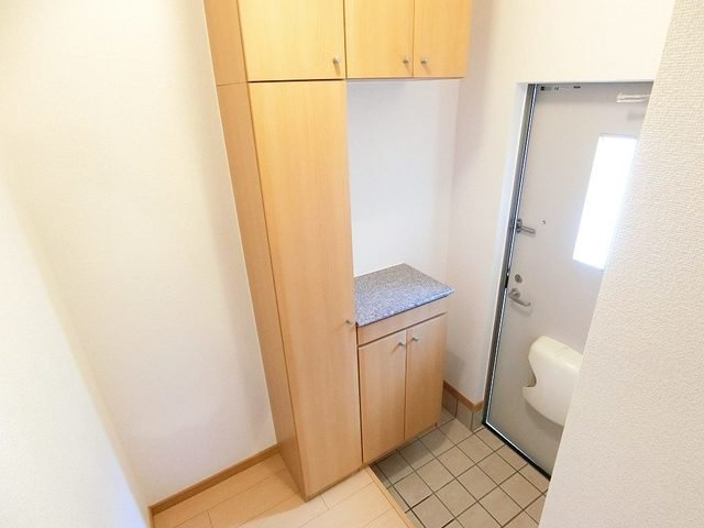 コートデイジーＢの玄関