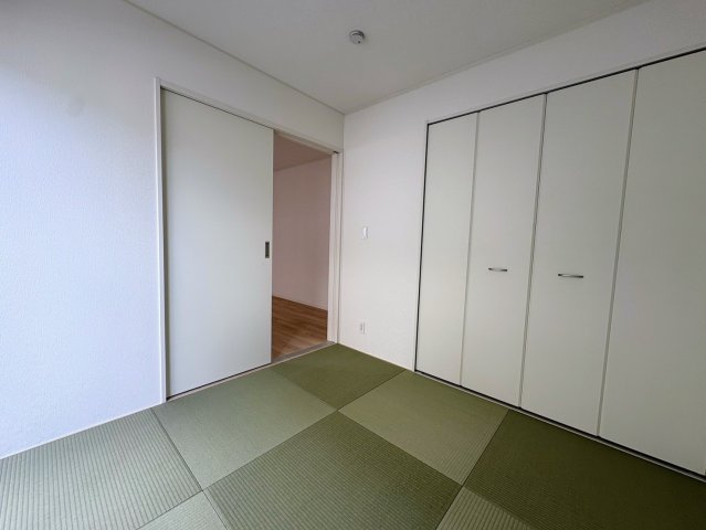 クレイドルガーデン南城市大里稲嶺 第4・１号棟の和室|生活に和の趣をもたらす洋風和室4.5帖・押し入れ収納付き