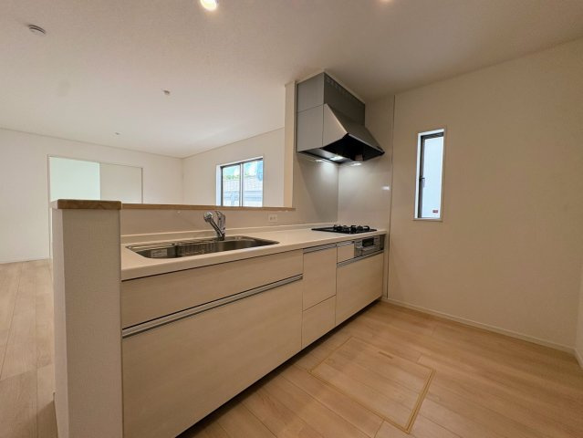 クレイドルガーデン南城市大里稲嶺 第4・１号棟のキッチン|会話の弾む対面式のシステムキッチン・換気窓＆床下収納付き