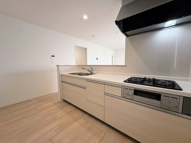 クレイドルガーデン南城市大里稲嶺 第4・１号棟のキッチン|キッチン横に洗面室＆浴室がある、家事動線に優れた水回り集中設計◎