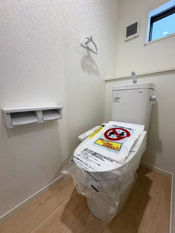 クレイドルガーデン南城市大里稲嶺 第4・１号棟のキッチン|１階トイレ・換気窓＆収納棚付き／温水洗浄便座