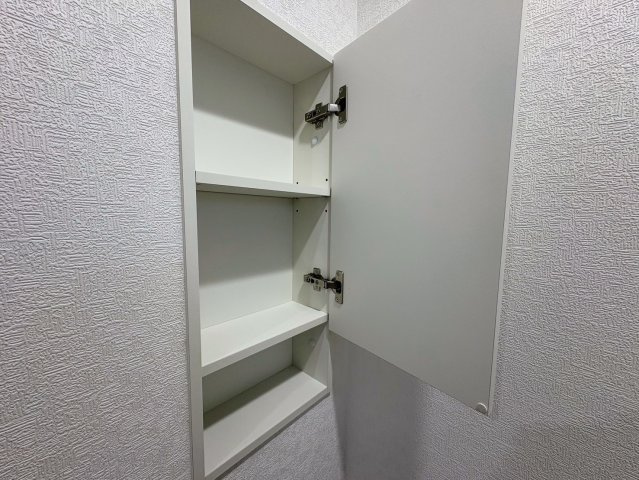 クレイドルガーデン南城市大里稲嶺 第4・１号棟のその他|１階トイレに設置された、便利な収納棚