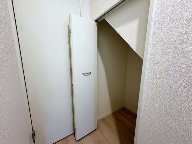 クレイドルガーデン南城市大里稲嶺 第4・１号棟のその他|１階廊下側に設置された、便利な収納スペース