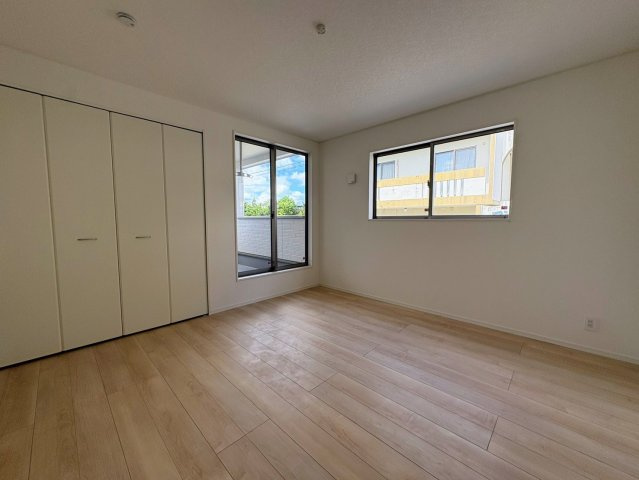 クレイドルガーデン南城市大里稲嶺 第4・１号棟の洋室|二面採光の２階主寝室８帖・バルコニー出入口＆クローゼット収納付き