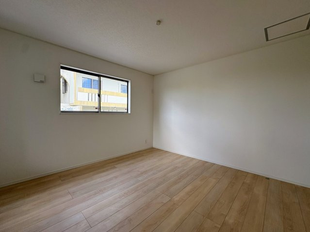 クレイドルガーデン南城市大里稲嶺 第4・１号棟の洋室|二面採光の２階主寝室８帖