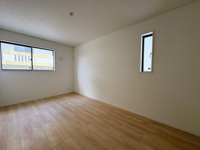 クレイドルガーデン南城市大里稲嶺 第4・１号棟の洋室|二面採光の２階洋室7.5帖