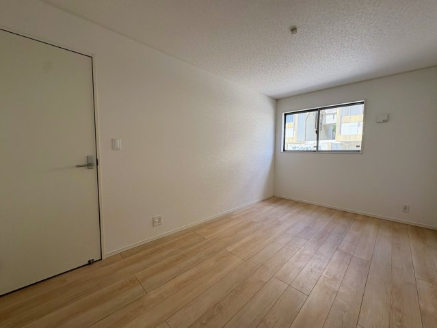 クレイドルガーデン南城市大里稲嶺 第4・１号棟の洋室|二面採光の２階洋室7.5帖