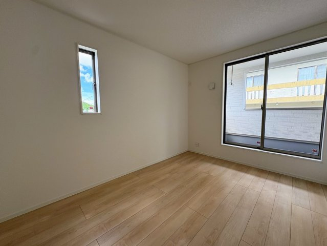 クレイドルガーデン南城市大里稲嶺 第4・１号棟の洋室|二面採光の２階洋室6.5帖・バルコニーに面した明るいお部屋です◎