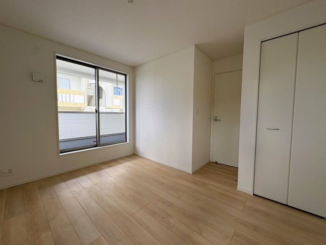 クレイドルガーデン南城市大里稲嶺 第4・１号棟の洋室|二面採光の２階洋室6.5帖・バルコニー出入口＆クローゼット収納付き