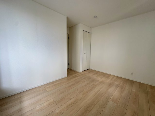 クレイドルガーデン南城市大里稲嶺 第4・１号棟の洋室|２階洋室6.5帖・クローゼット収納付き