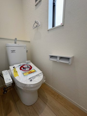 クレイドルガーデン南城市大里稲嶺 第4・１号棟のトイレ|２階トイレ・換気窓＆収納棚付き・温水洗浄便座