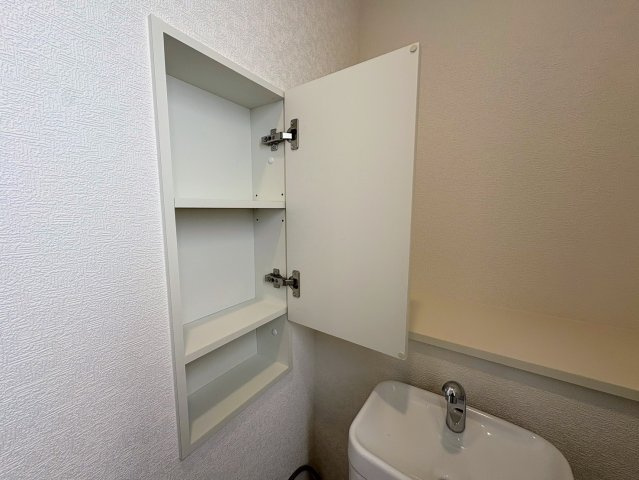 クレイドルガーデン南城市大里稲嶺 第4・１号棟のランドリースペース|２階トイレに設置された便利な収納棚