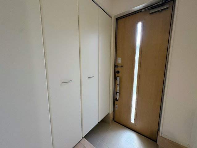 クレイドルガーデン南城市大里稲嶺 第4・１号棟の玄関|可動式棚付きで収納力抜群の天井高シューズクローゼット