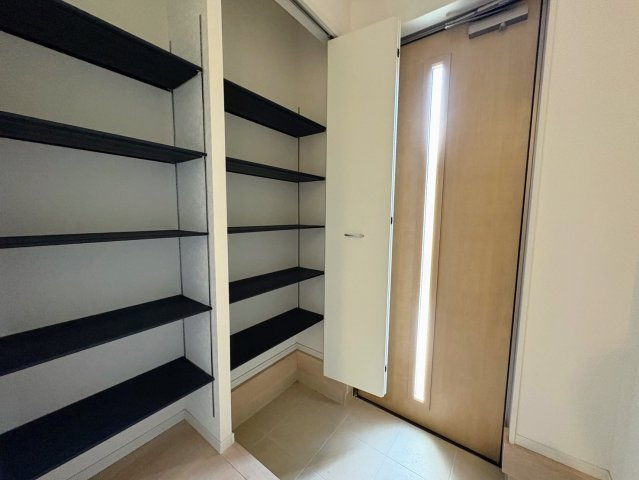 クレイドルガーデン南城市大里稲嶺 第4・１号棟のその他|可動式棚付きで収納力抜群の天井高シューズクローゼット