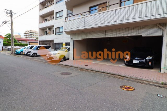 トーカンキャステール日の出町の駐車場|車をお持ちの方に嬉しい駐車場付きの物件です