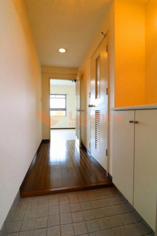 トーカンキャステール日の出町の玄関|収納もある玄関です