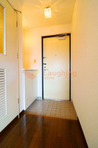 トーカンキャステール日の出町の玄関|明るい玄関です